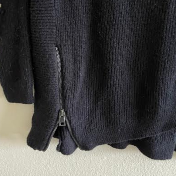 Ruff Hewn Sweater with cut-out sleeves - Picture 2 of 5